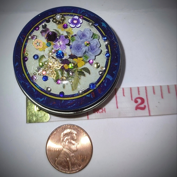 Pill Case Container Round Tin - Picture 8 of 15